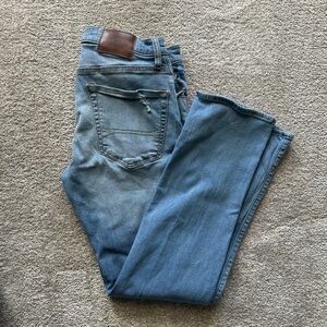 Hollister straight slim advanced stretch distressed jeans in light wash W32 L32